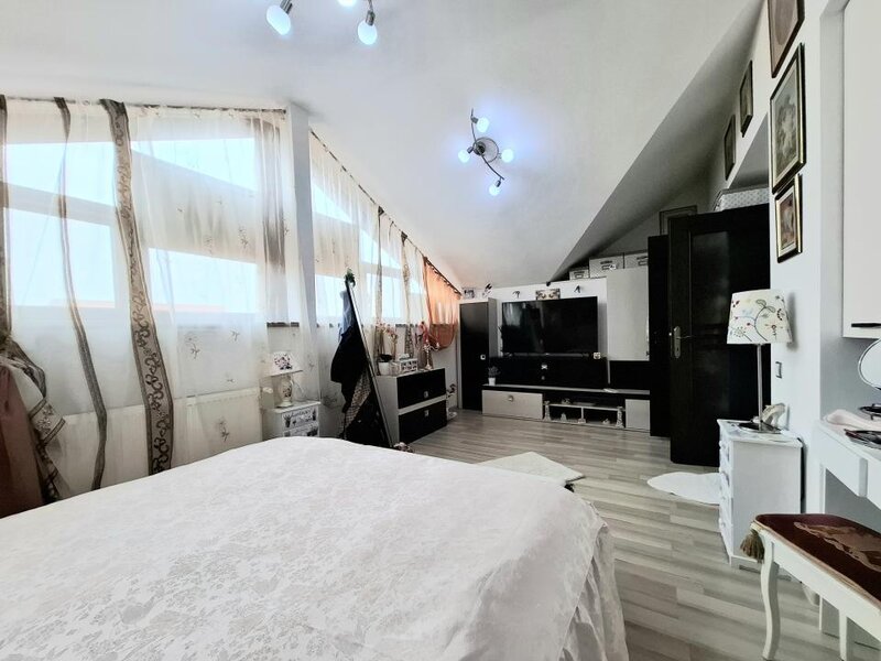 Apartament 3 camere lux   2 bai  87 mp   mobilat utilat curte  centrala