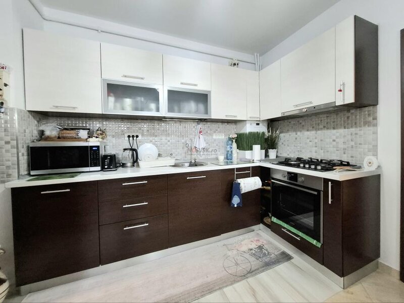 Apartament 3 camere lux   2 bai  87 mp   mobilat utilat curte  centrala