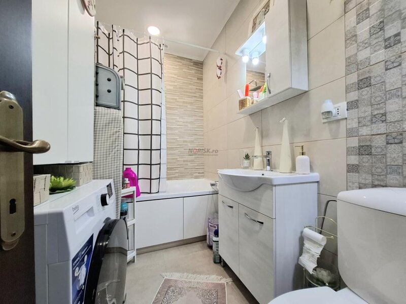 Apartament 3 camere lux   2 bai  87 mp   mobilat utilat curte  centrala