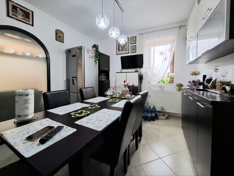 Apartament 3 camere lux   2 bai  87 mp   mobilat utilat curte  centrala