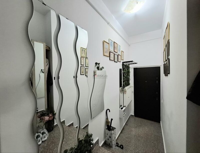 Apartament 3 camere lux   2 bai  87 mp   mobilat utilat curte  centrala