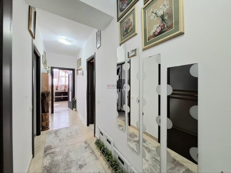 Apartament 3 camere lux   2 bai  87 mp   mobilat utilat curte  centrala