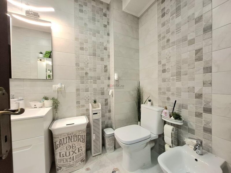 Apartament 3 camere lux   2 bai  87 mp   mobilat utilat curte  centrala