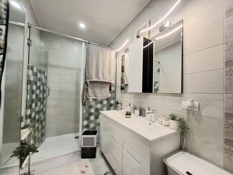 Apartament 3 camere lux   2 bai  87 mp   mobilat utilat curte  centrala