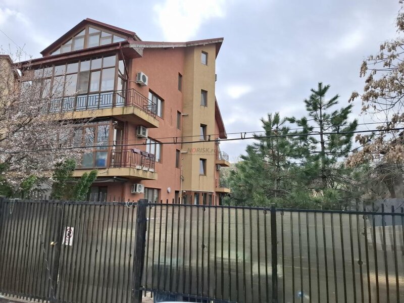 Apartament 3 camere lux   2 bai  87 mp   mobilat utilat curte  centrala